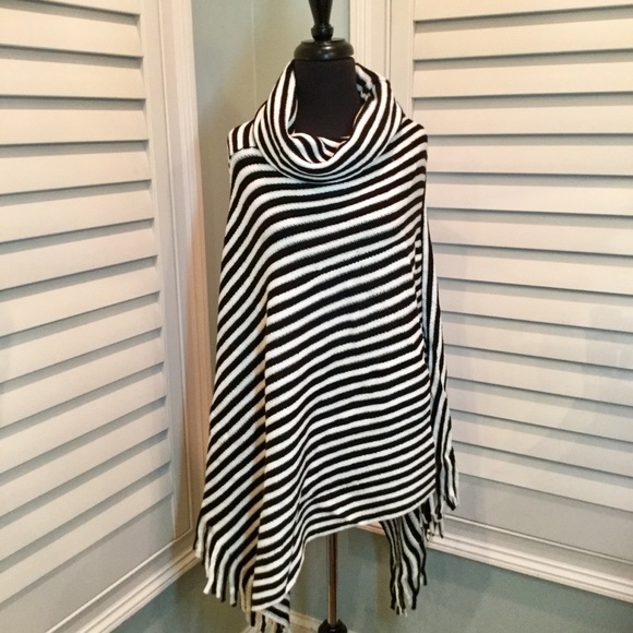 ✨One Left✨ Black & Cream Striped Fringe Poncho, OS - Picture 5 of 8
